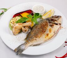 Дорада на гриле с овощами гриль