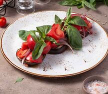 Салат с бакинским помидорами и баклажанами