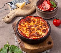 Сыр сулугуни, жаренный на кеци с помидорами