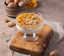 Мацони с медом и грецкими орехами