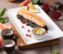 Семга со шпинатом и чесночным соусом