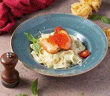 Фетучини с лососем и красной икрой