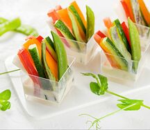 Овощи крудите с соусом блю чиз