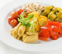 Закуска из маринованных овощей
