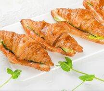 Круассан с лососем и свежим огурцом
