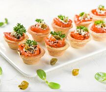 Розочка из лосося с каперсами