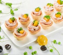Тарталетка с индейкой и персиком