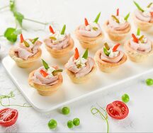 Тарталетка с индейкой и овощами
