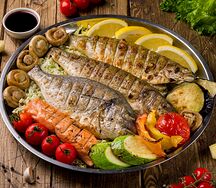 Ассорти Рыбное от шеф-повара с овощами гриль на мангале