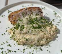 Скрэмбл с пармезаном и кукурузным хлебом