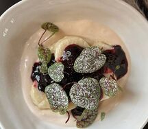Вареники с топленной сметаной и смородиной