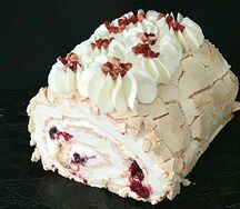 Меренговый рулет с вишней