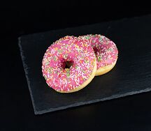 Донат с клубничной начинкой
