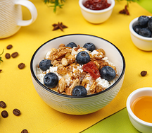 Натуральный творог с гранолой и голубикой