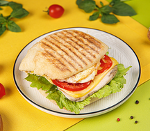 Большой сэндвич с индейкой и яйцом