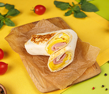 Ролл с ветчиной сыром и яйцом