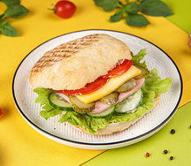 Большой сэндвич с ветчиной и сыром