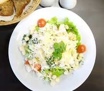 Салат Цезарь с курицей