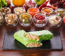 В шпинатном лаваше с курицей