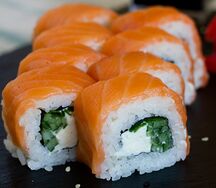 Филадельфия с луком и огурцом