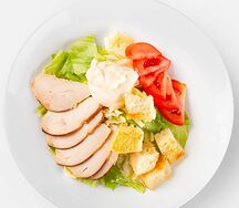 Салат Цезарь с курицей домашнего копчения