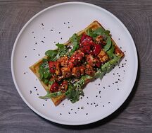 Брюссельская вафля с цыпленком в ореховом соусе