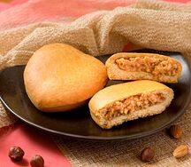 Пирожок с орехом и сгущенным молоком