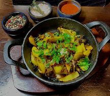 Жареный картофель с грибами, луком, чесноком и ароматной зеленью
