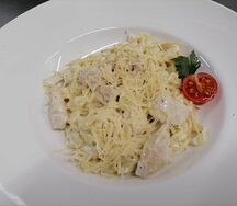 Тальятелле с курицей в сливочном соусе