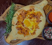 Хачапури по-аджарски с сулугуни