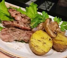 Медальоны из свинины с грибами и картофелем