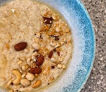 Овсяная каша с медом и орехами