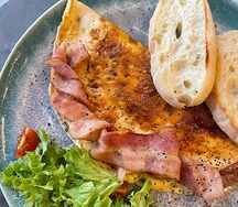 Омлет с вялеными томатами и беконом