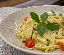 Паста с курицей и соусом Песто