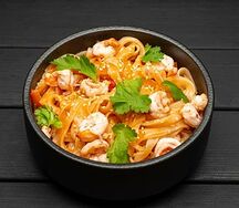 Рисовая лапша с овощами и креветками