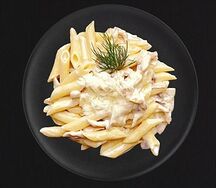 Пенне с курицей и грибами в сливочном соусе