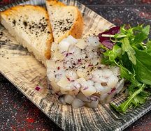 Тартар с гребешком и ананасом