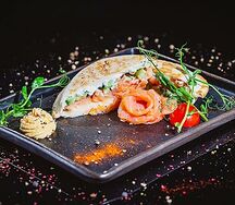 Закрытый бургер с лососем