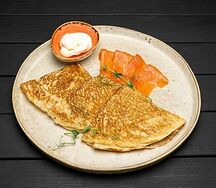 Блинчики со слабосоленым лососем и творожным сыром