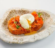 Брускетта с лососем, авокадо и яйцом пашот