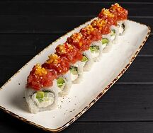 Ролл с тунцом огурцом авокадо и манго