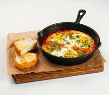 Шакшука с овощами и гренками