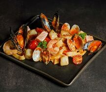 Феттуччине с томатами и морепродуктами