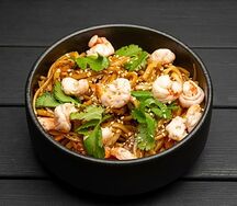 Удон с овощами и креветками