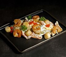 Пенне с морепродуктами и красной икрой в кремовом соусе