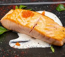 Стейк сёмги под соусом шампань