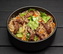 Фунчоза с овощами и говядиной