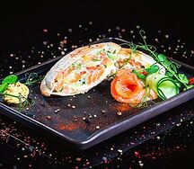 Закрытый бургер с лососевым салатом