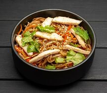 Соба с овощами и курицей