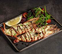 Крупная креветка запечённая с сыром и томатами